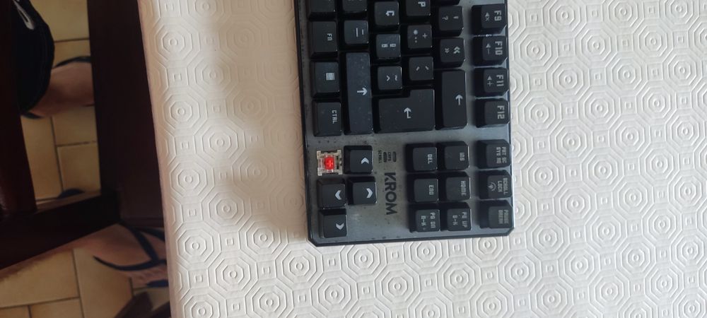 Teclado Gaming KROM Kernel TKL (RGB mecânico - preto)