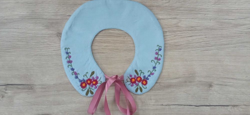 Накладний воротник.