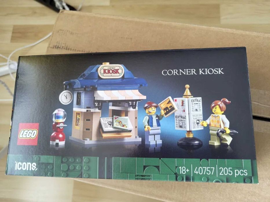 LEGO Tudor corner 10350 modular plus Corner kiosk