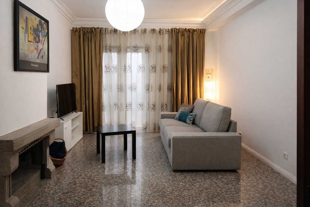 Quartos em Apartamento T3 Renovado: Vista e Localização Privilegiada