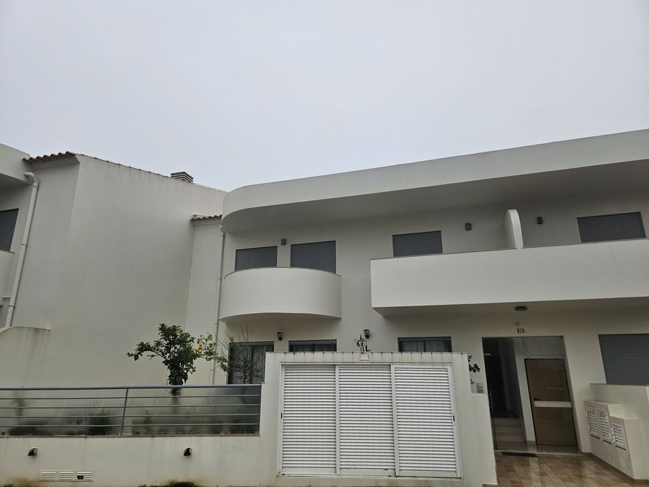 Apartamento T3 em condomínio fechado com piscina e garagem