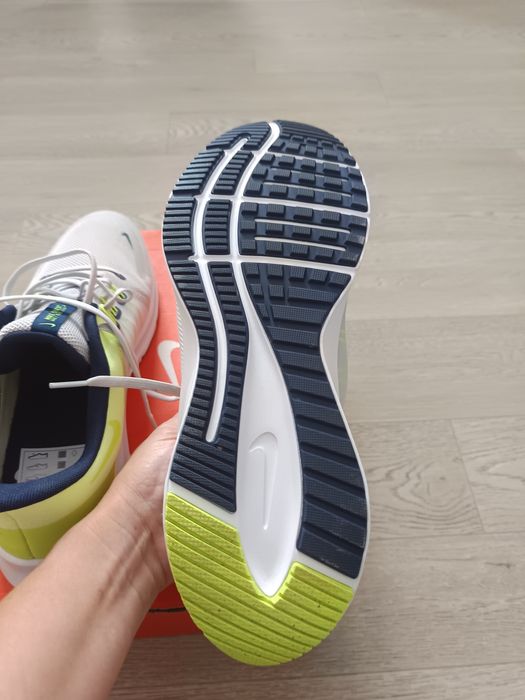 Продам нові чоловічі кросівки Nike