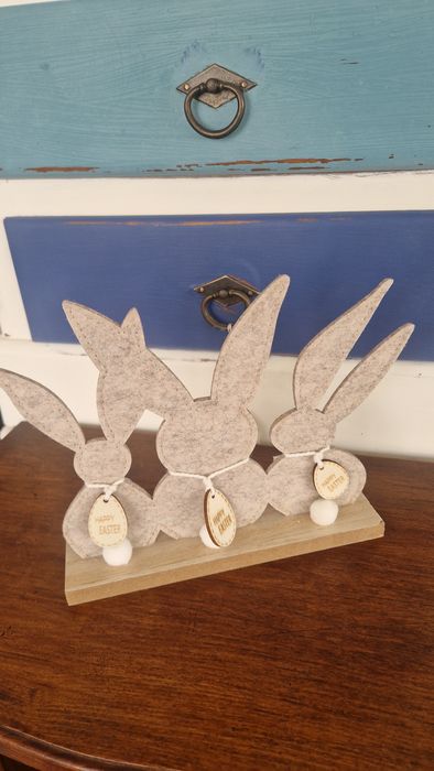 Coelhos de madeira Páscoa