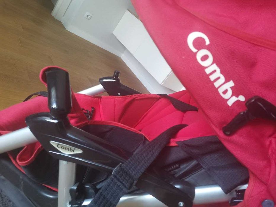 Детская прогулочная коляска Combi ультралегка