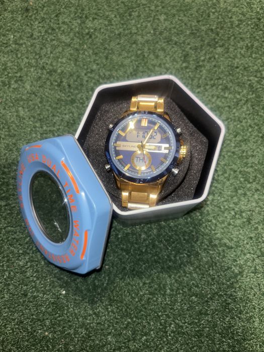 Lindo relógio dourado skyline