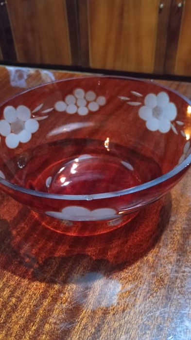 Салатницу из красного стекла