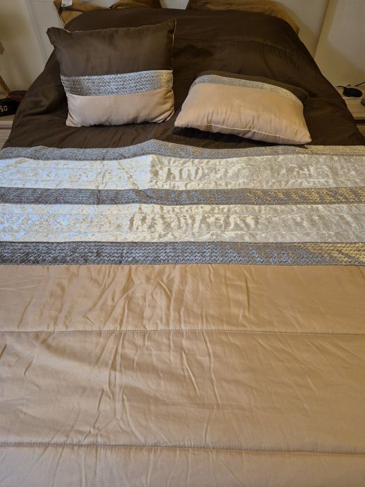 Roupa de cama e almofadas castanhas