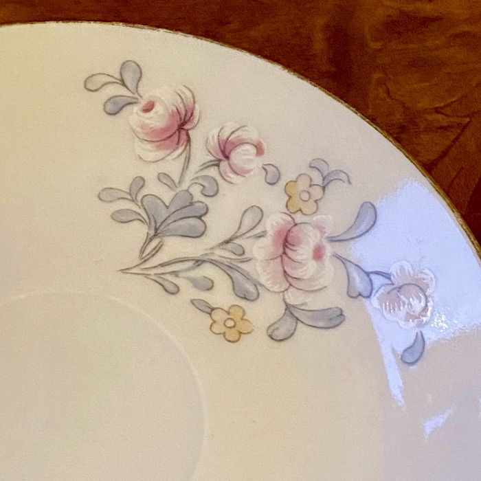 Komplet pięciu porcelanowych filiżanek.