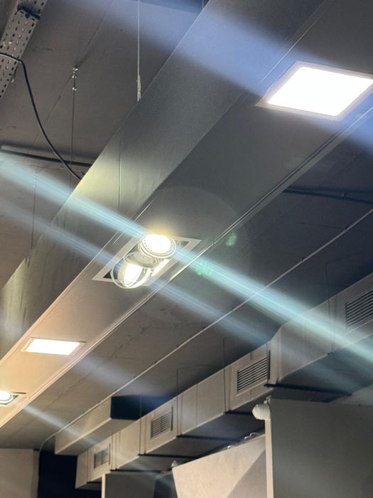 22 colunas de luzes com lâmpadas