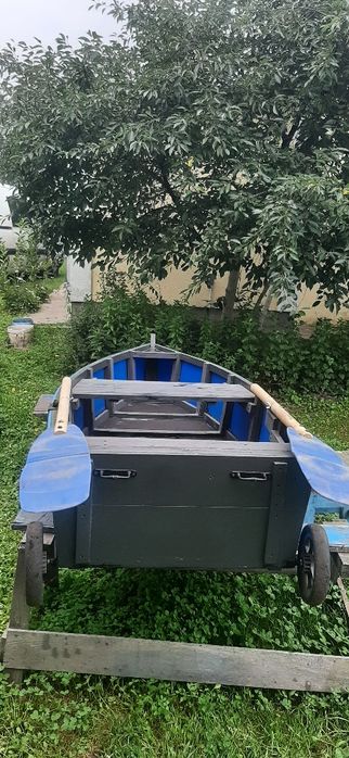 Човен з веслами дерево пластик