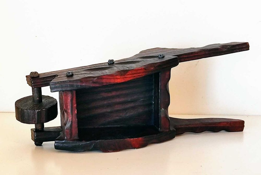 Carrinho de mão antigo em madeira à escala decorativo