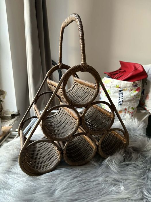 Wiklinowy stojak na wino