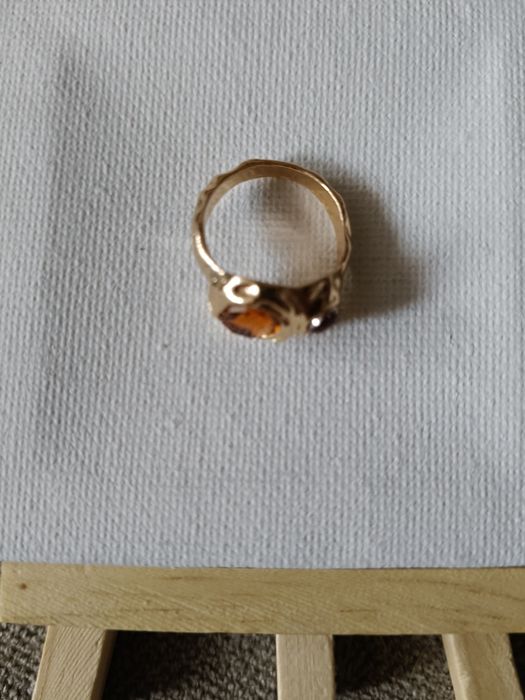 Pozłacany pierścionek z bursztynem