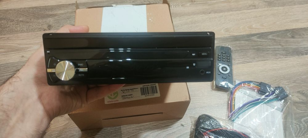 Автомагнітола 1 DIN з висувним 7" екраном + камера заднього виду