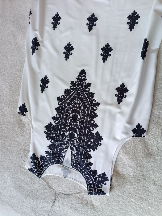 Biała sukienka we wzory XXL