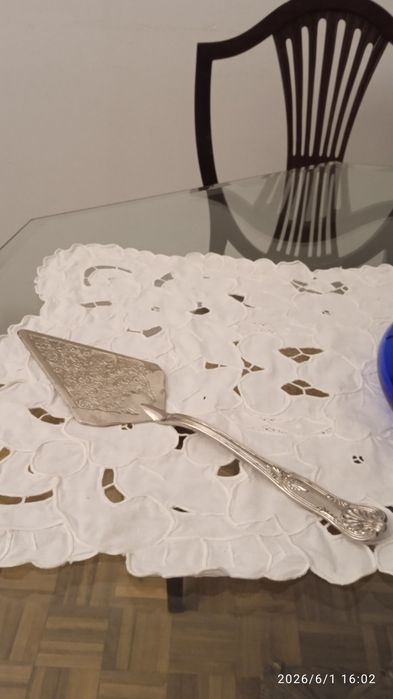 Espátula  prateada com serrilha