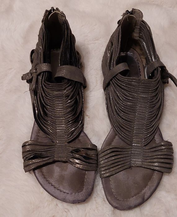 Sprzedam 2 pary butów sandałki rozm. 39