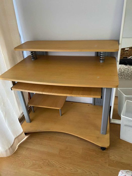 Secretária com rodinhas