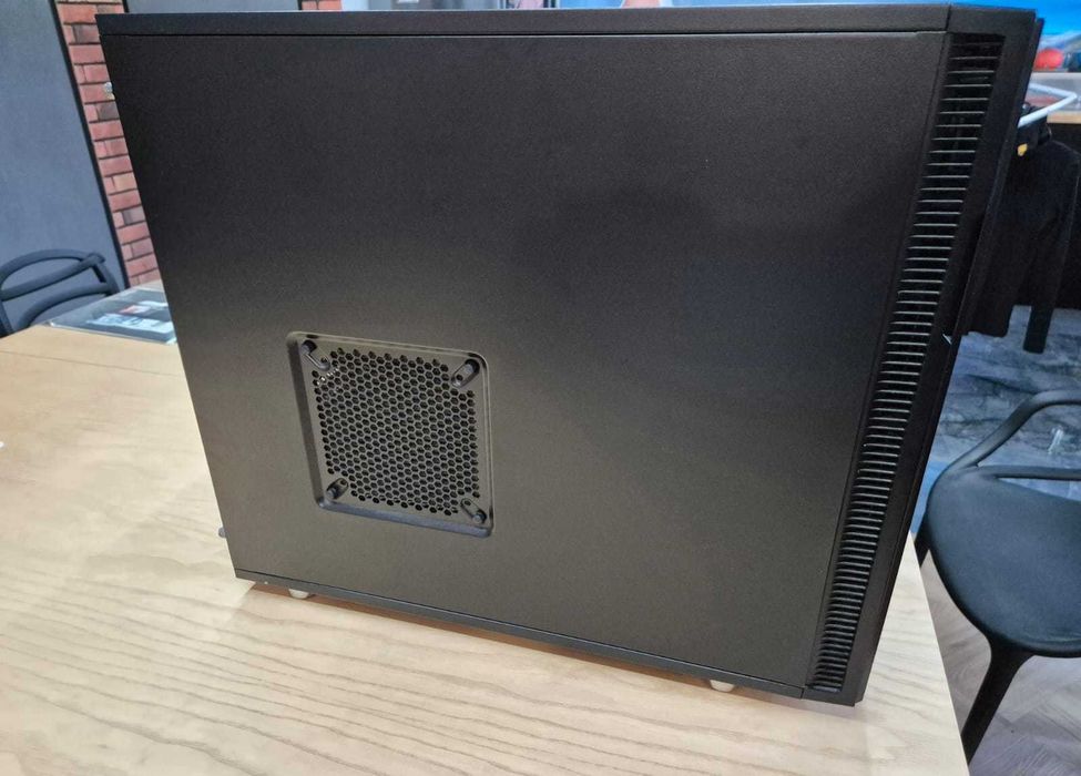 Komputer stacjonarny: intel i7-4790K | GTX Titan X 12GB | 32GB RAM | SSD 1TB + Akcesoria RAZER