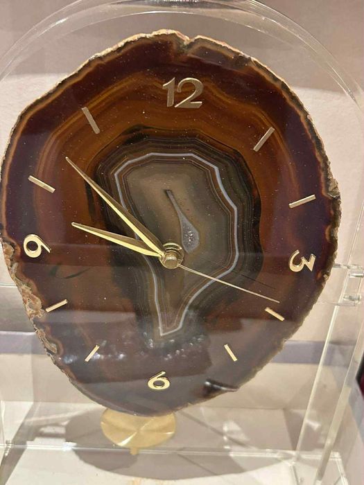 Relógio com pêndulo e pedra natural