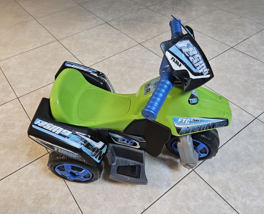 Moto 4 elétrica de marca Feber