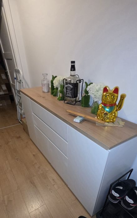 komoda Yamael 184 cm z 4 drzwiami i 2 szufladami dąb artisan/biały