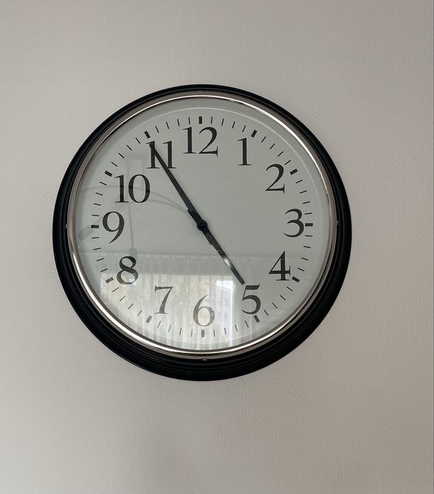 Zegar ścienny IKEA – 59 cm – czarny