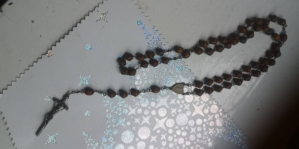 różaniec drewniany bardzo stary ma ponad 35 lat