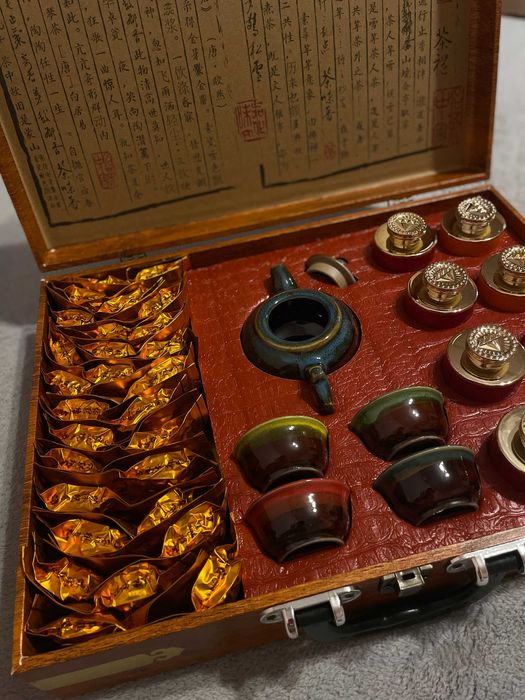 Подарунковий чайний набір. Чай з чайним сервізом