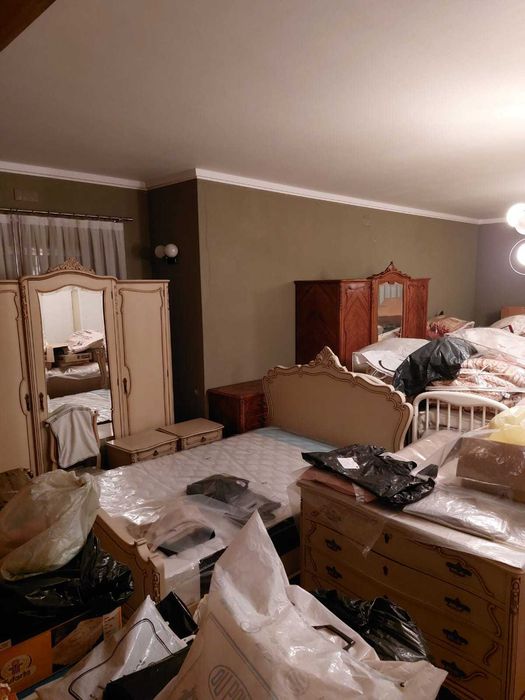 Mobília de quarto em madeira lacada
