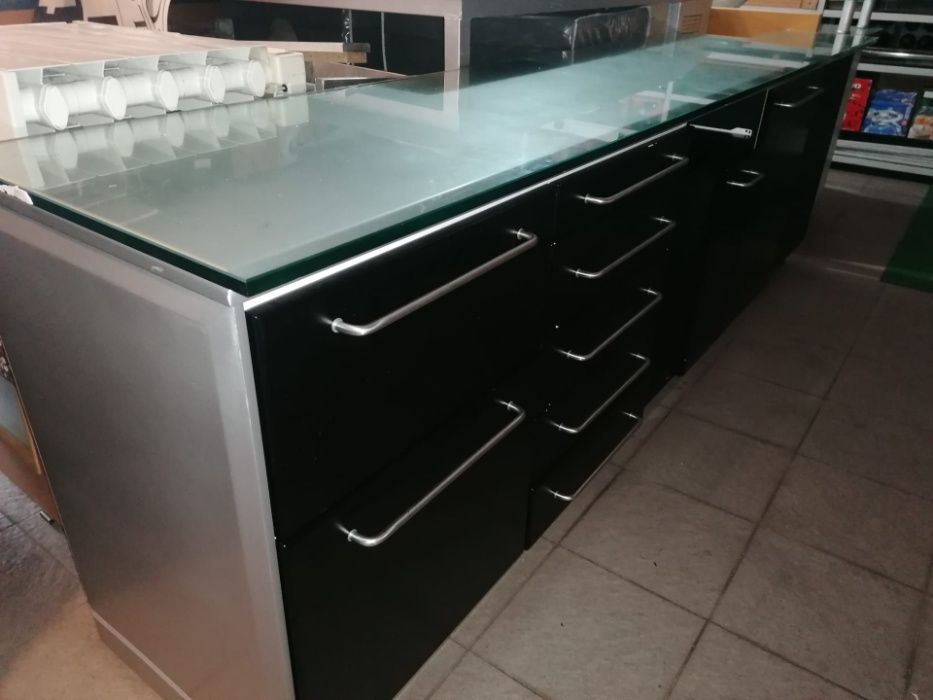 Móveis muito práticos com lavatório e divisão para computador