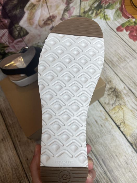 Босоніжки Ugg шкіряни