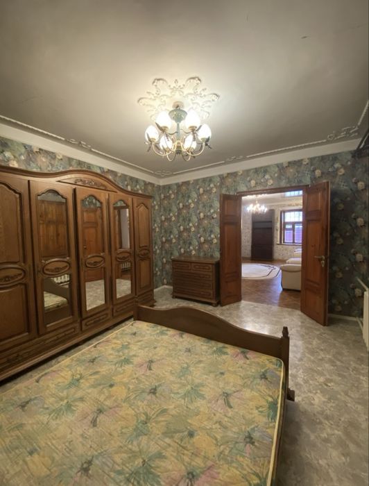 Продаю  4к будинок в Центрі