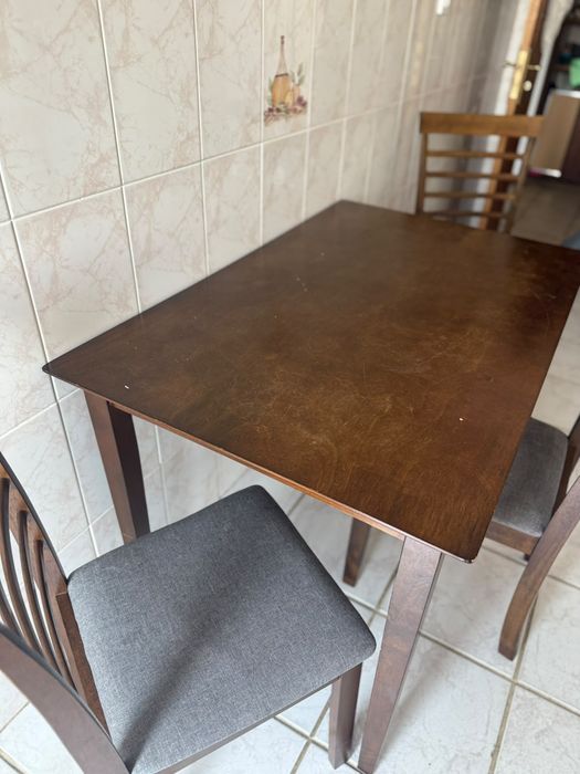 Mesa e 3 cadeiras em bom estado