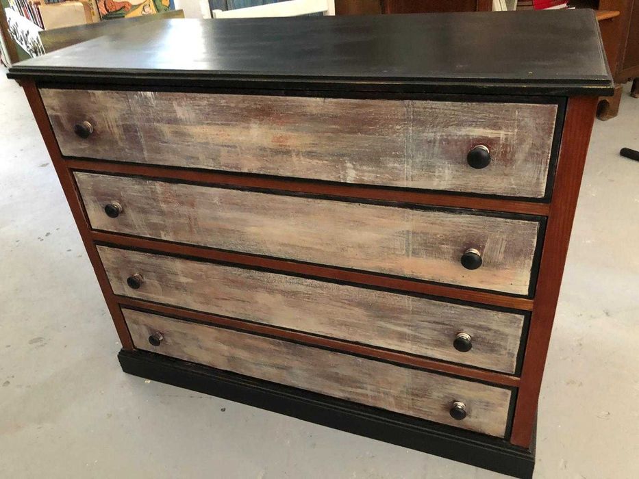 Cómoda em madeira e pintrura manual, decapé, muito bom estado.