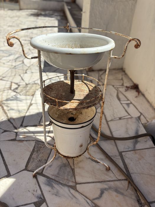 Lavatório antigo com balde