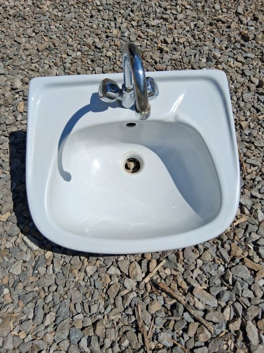 Umywalka ceramiczna z kranem