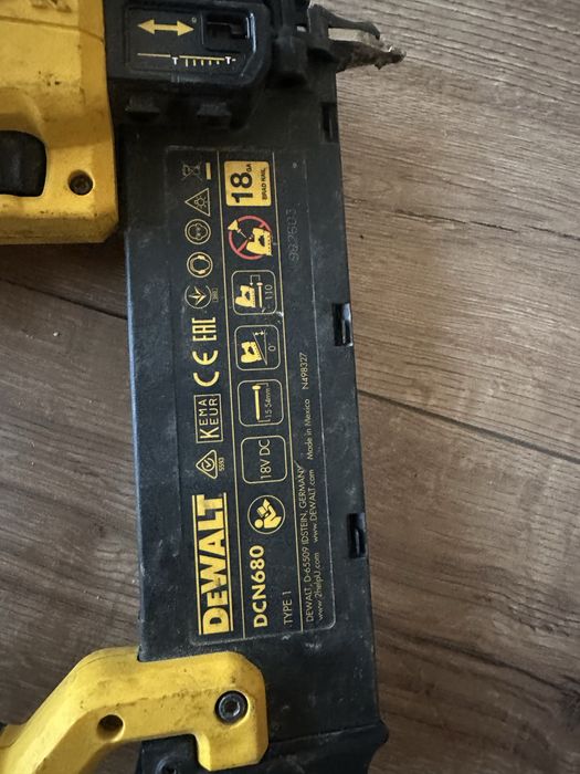 Продам нейлер dewalt dcn680
