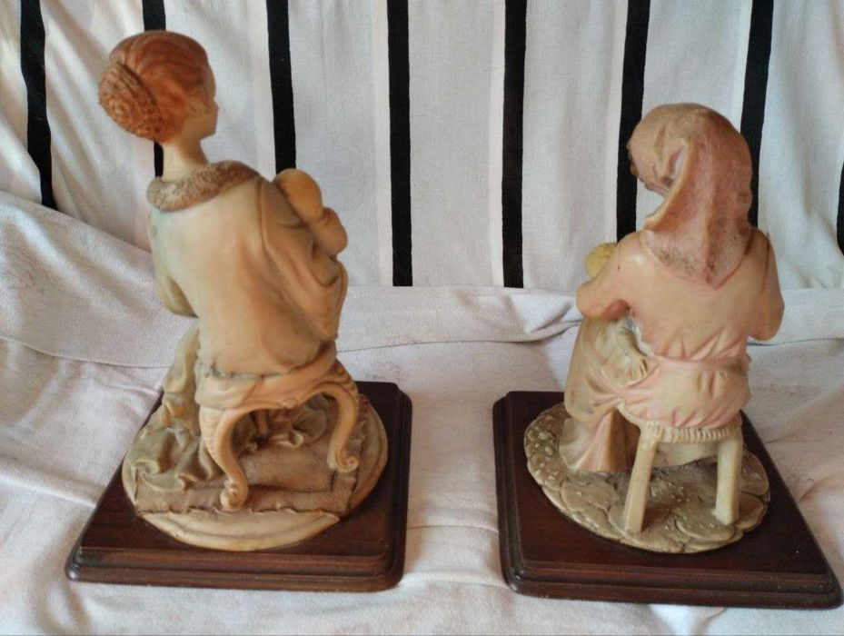 Duas Estatuetas "Mãe Rosa com criança" e "Mãe Azul/Cinza com criança"