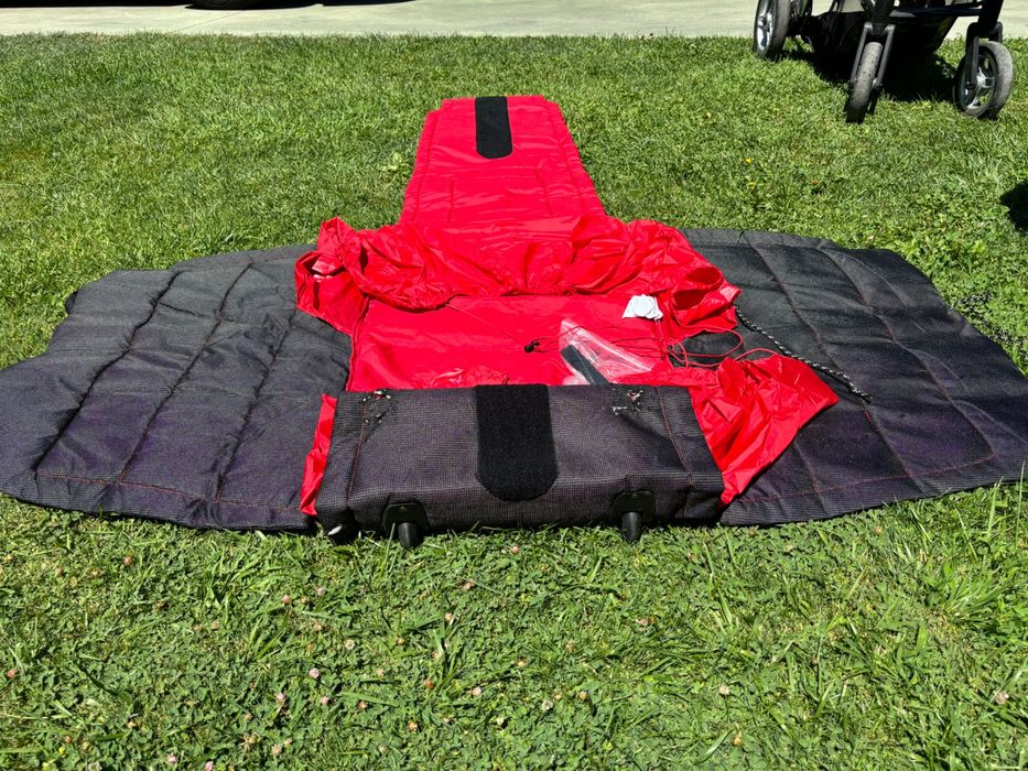 Carrinho com cadeiras e alcofa