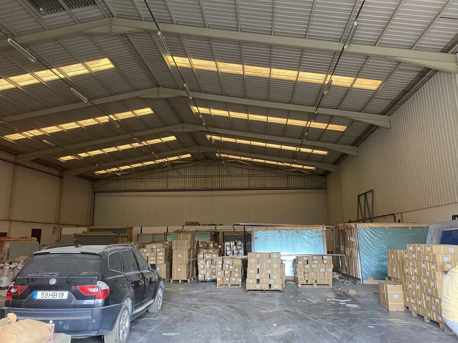 Aluga se armazens e terrenos  samora correia varias areas