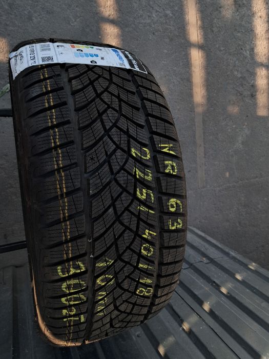 Nr 63 opona zimowa  225/40/18 Goodyear