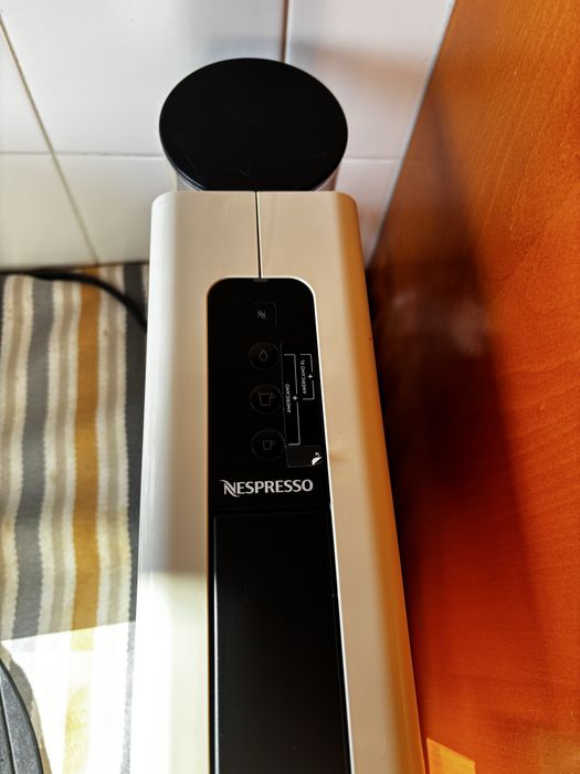Máquina nespresso essenza plus