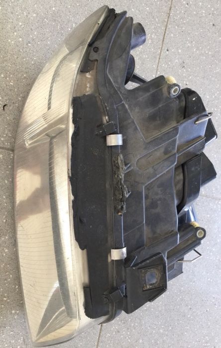 Farol direito Frente frontal Audi A6 Avant 2.5 TDI 1999