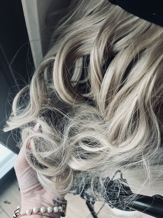 Peruka blond czapka z daszkiem