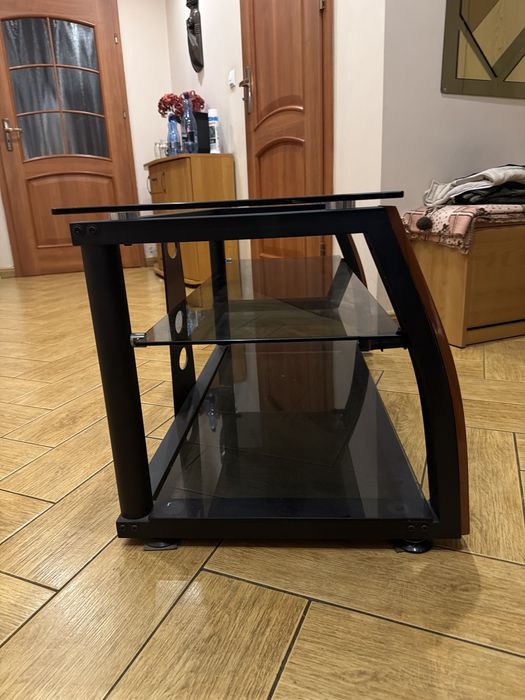 Szklana półka pod telewizor