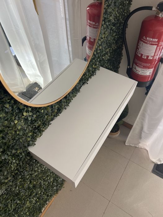 Espelho e movel branco