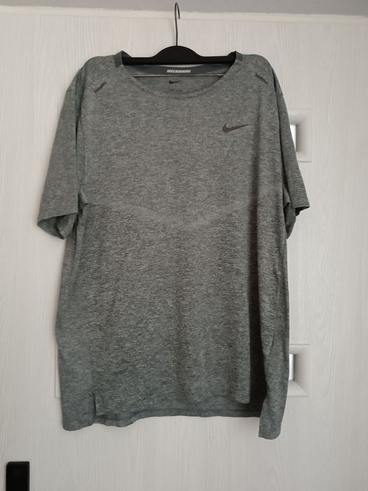 Szara sportowa koszulka Nike r M