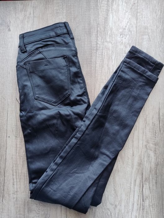 Spodnie woskowane Daysie czarne rurki ocieplane M wysoki stan