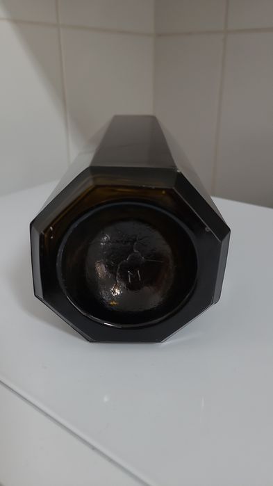 Antiga garrafa de vidro de Vinho Madeira gravada em alto relevo